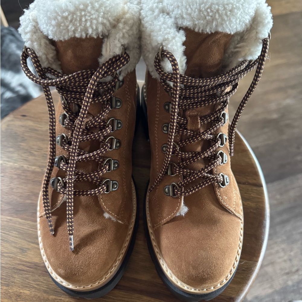 NWOT Women's Manas Boots